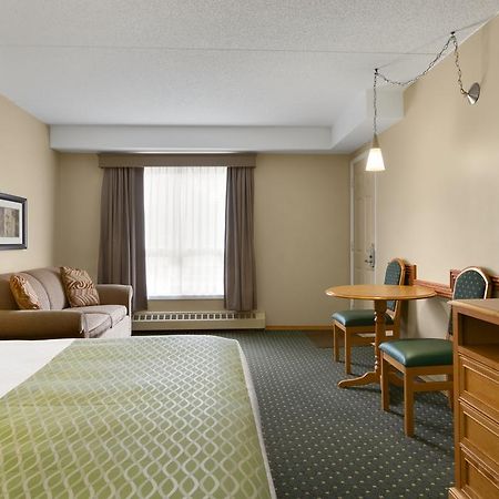 ססקאטון Colonial Square Inn & Suites מראה חיצוני תמונה