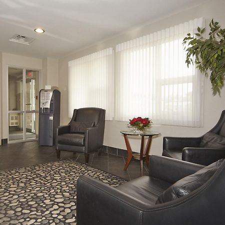 ססקאטון Colonial Square Inn & Suites מראה חיצוני תמונה