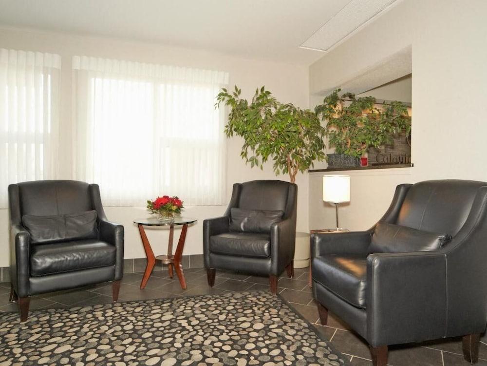 ססקאטון Colonial Square Inn & Suites מראה חיצוני תמונה