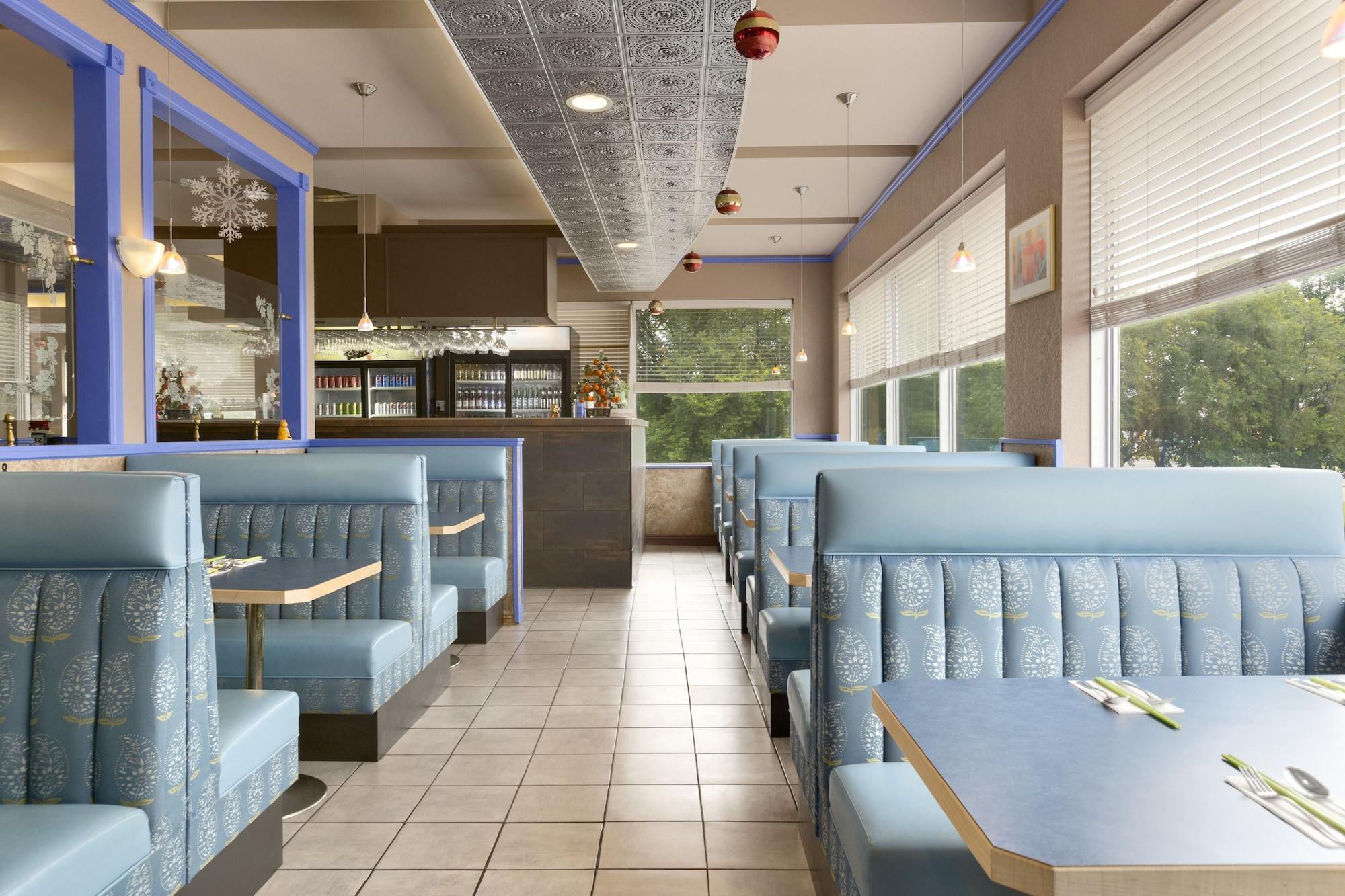 ססקאטון Colonial Square Inn & Suites מראה חיצוני תמונה