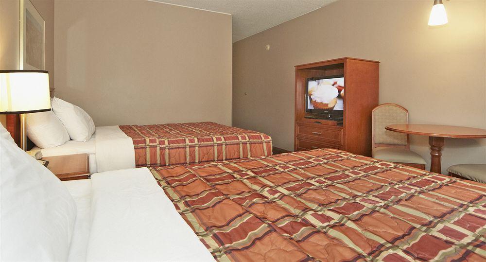 ססקאטון Colonial Square Inn & Suites מראה חיצוני תמונה