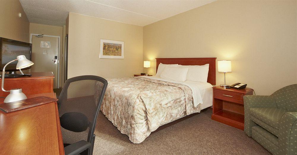 ססקאטון Colonial Square Inn & Suites מראה חיצוני תמונה