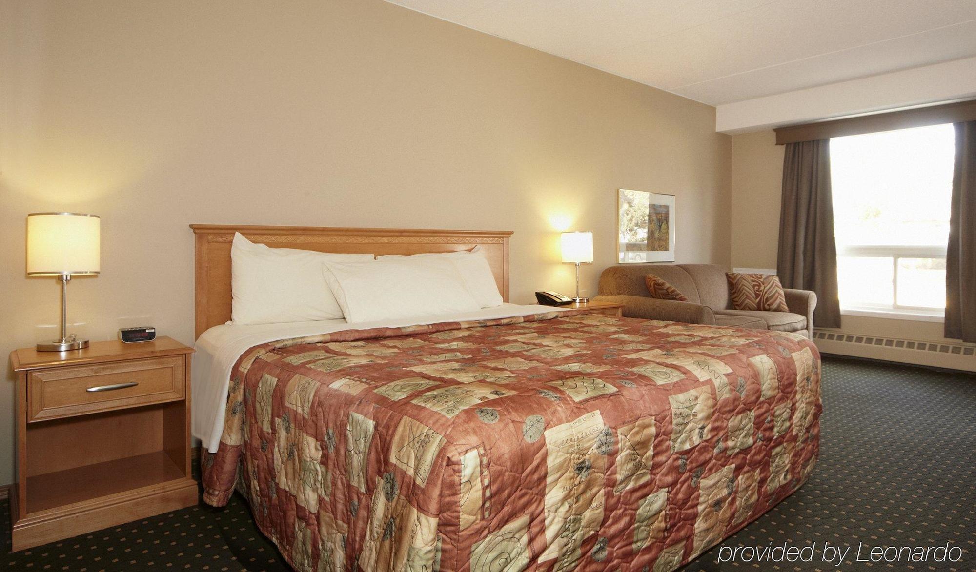 ססקאטון Colonial Square Inn & Suites מראה חיצוני תמונה
