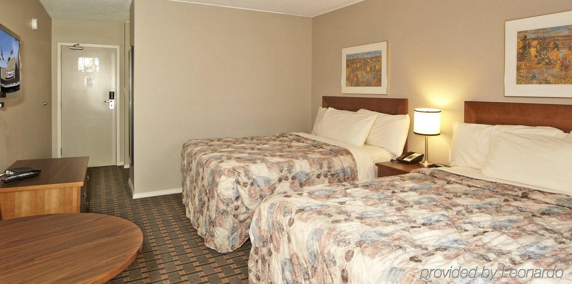 ססקאטון Colonial Square Inn & Suites מראה חיצוני תמונה