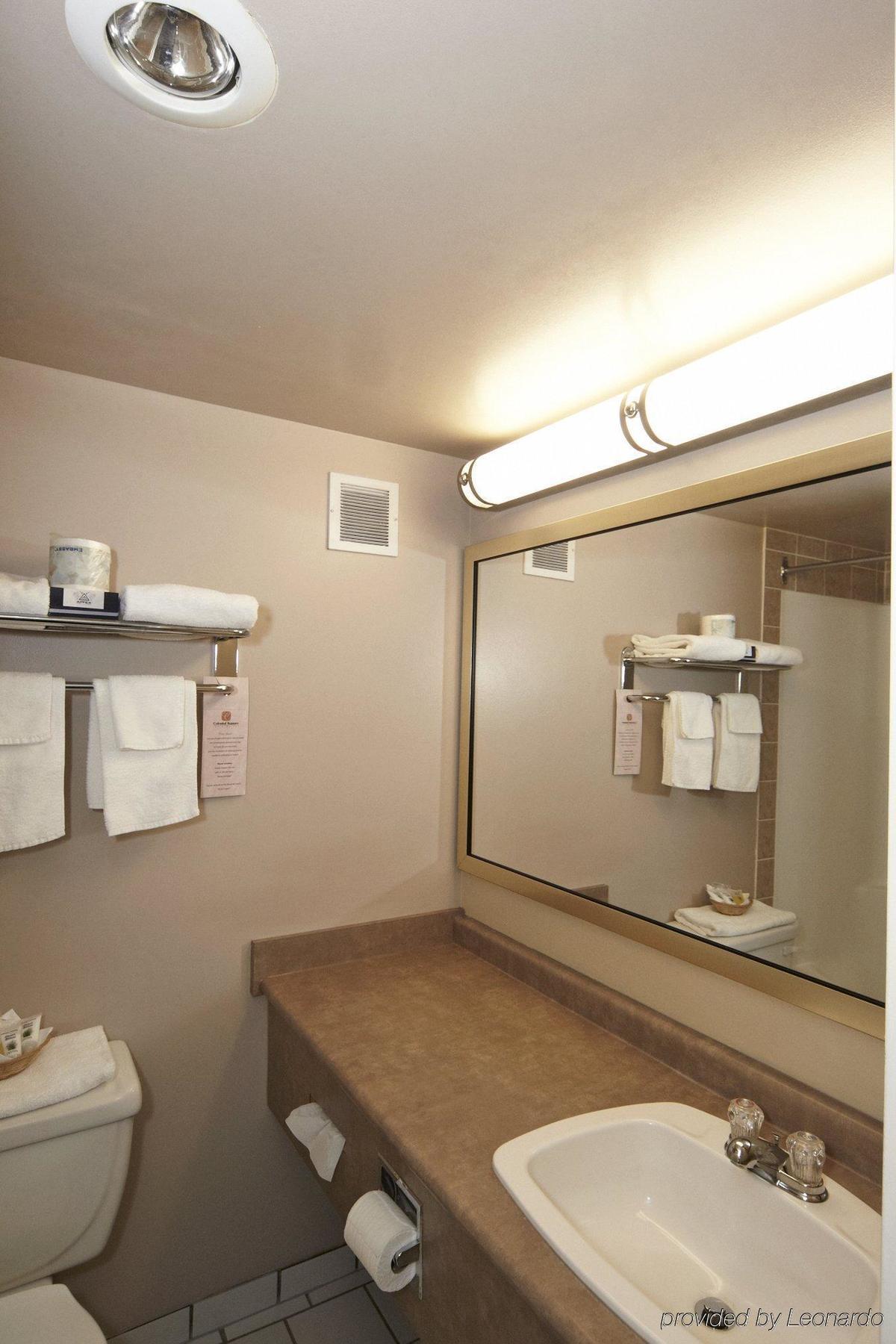 ססקאטון Colonial Square Inn & Suites מראה חיצוני תמונה
