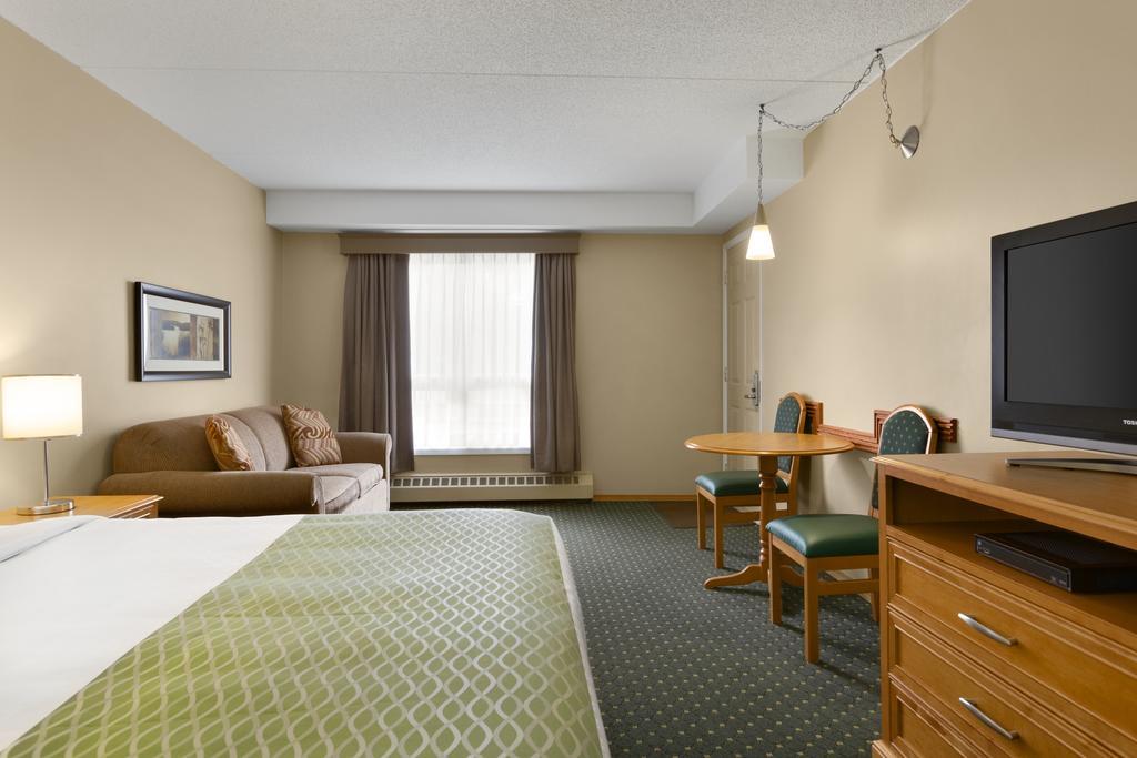 ססקאטון Colonial Square Inn & Suites מראה חיצוני תמונה