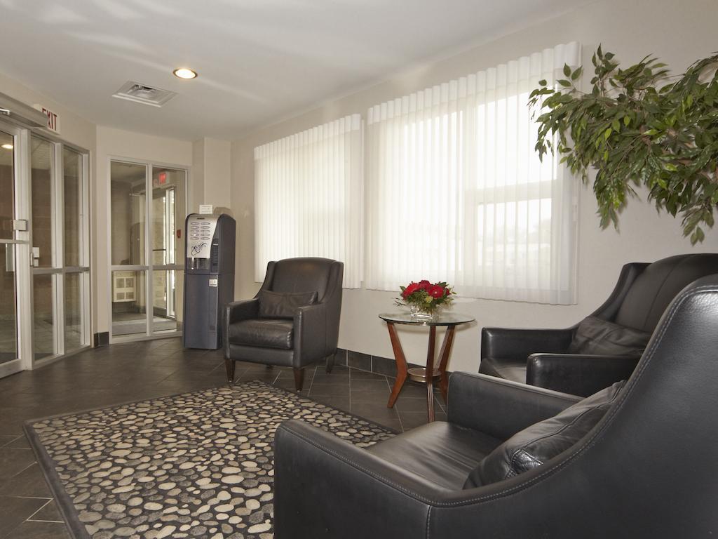 ססקאטון Colonial Square Inn & Suites מראה חיצוני תמונה
