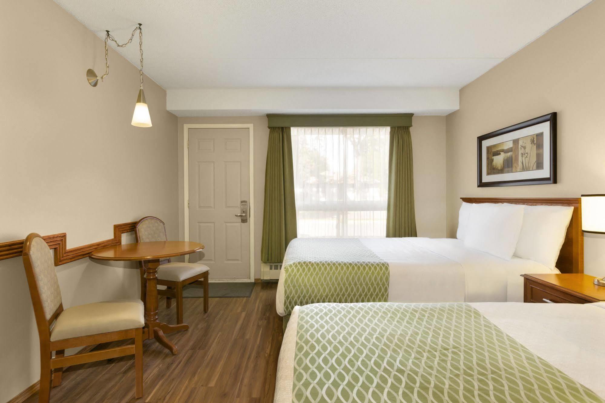 ססקאטון Colonial Square Inn & Suites מראה חיצוני תמונה
