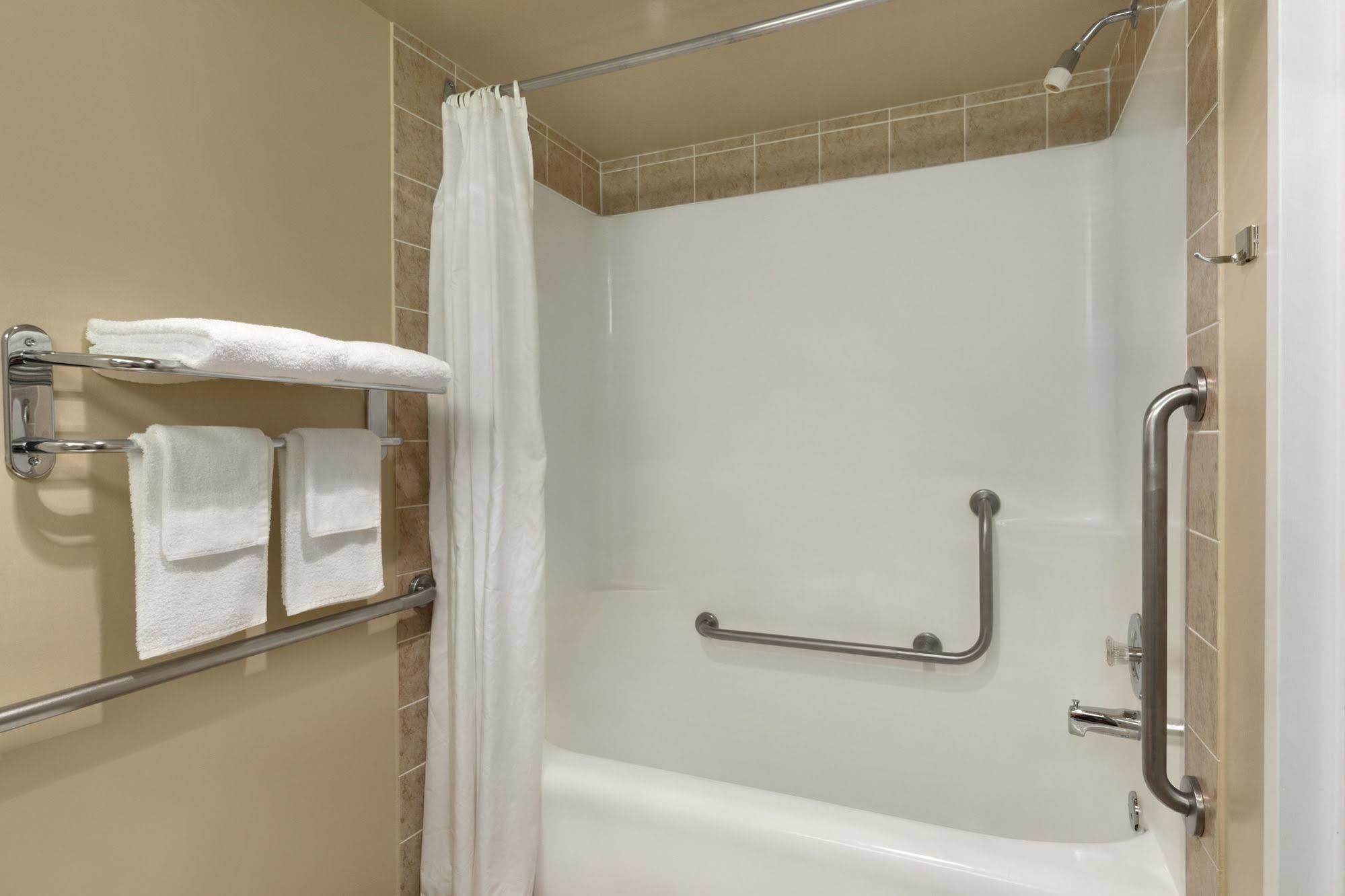 ססקאטון Colonial Square Inn & Suites מראה חיצוני תמונה
