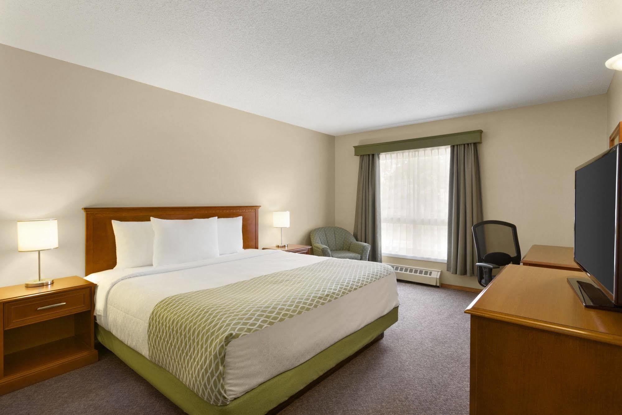 ססקאטון Colonial Square Inn & Suites מראה חיצוני תמונה