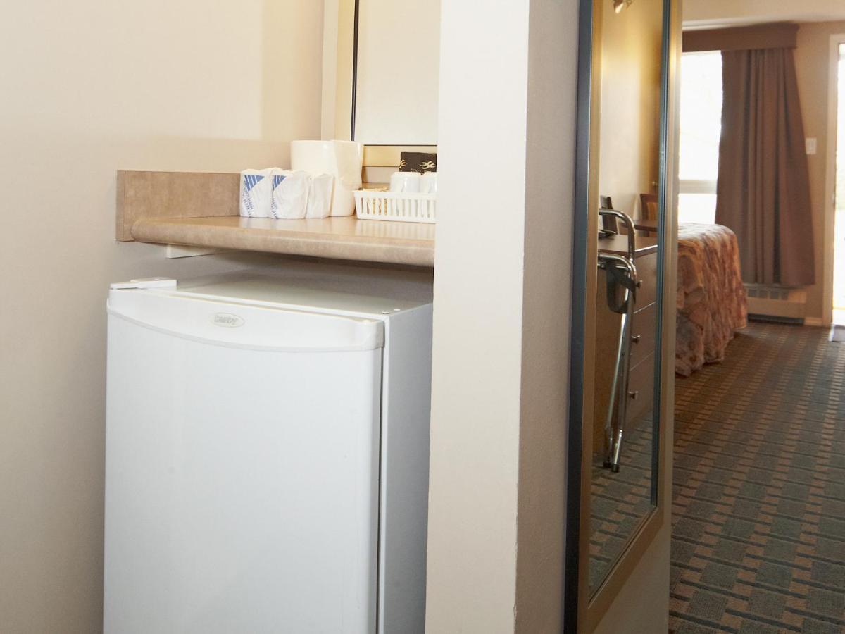 ססקאטון Colonial Square Inn & Suites חדר תמונה